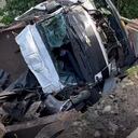 Destruidos quedó este vehículo luego del desplome del puente.