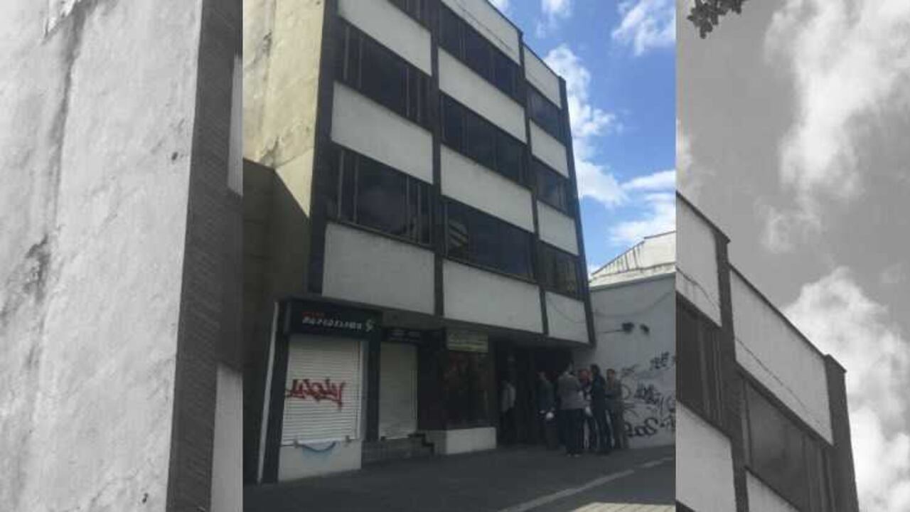 El edificio está ubicado en la carrera 11 con calle 67, localidad de Chapinero.