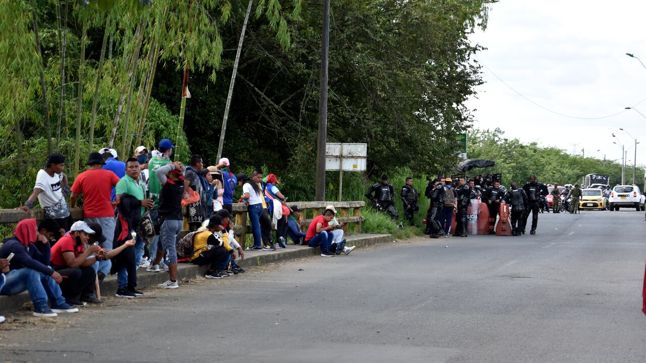 CALI
MINGA SOBRE EL RIO JAMUNDI BLOQUEO A LAS VIAS
CALI COLOMBIA
MAYO 12 DE 2021
El mierdo en su salsa Cali odios de Clases
FOTO ALEXANDRA RUIZ