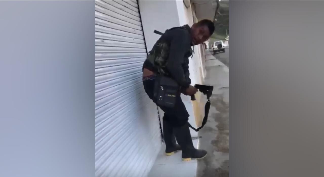 Momento en el que a alias Diego se le traba el fusil en medio de un ataque contra el Ejército en el Cauca.