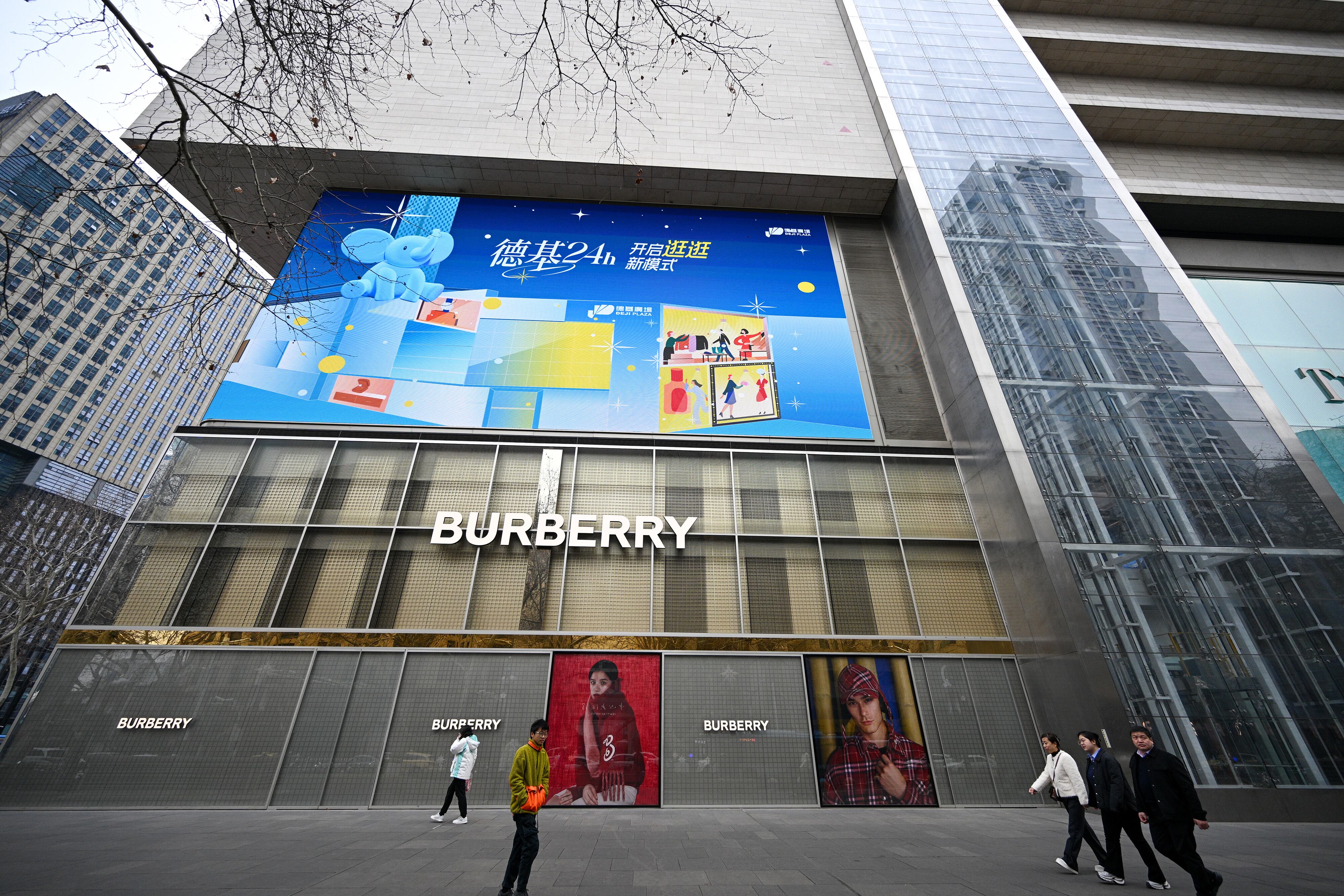 En 2024, Nanjing Deji Plaza logra ingresos por ventas anuales de 24.5 mil millones de yuanes, un aumento del 2.5% en comparación con 2023, y se convierte en el campeón mundial de ventas de centros comerciales individuales por primera vez.