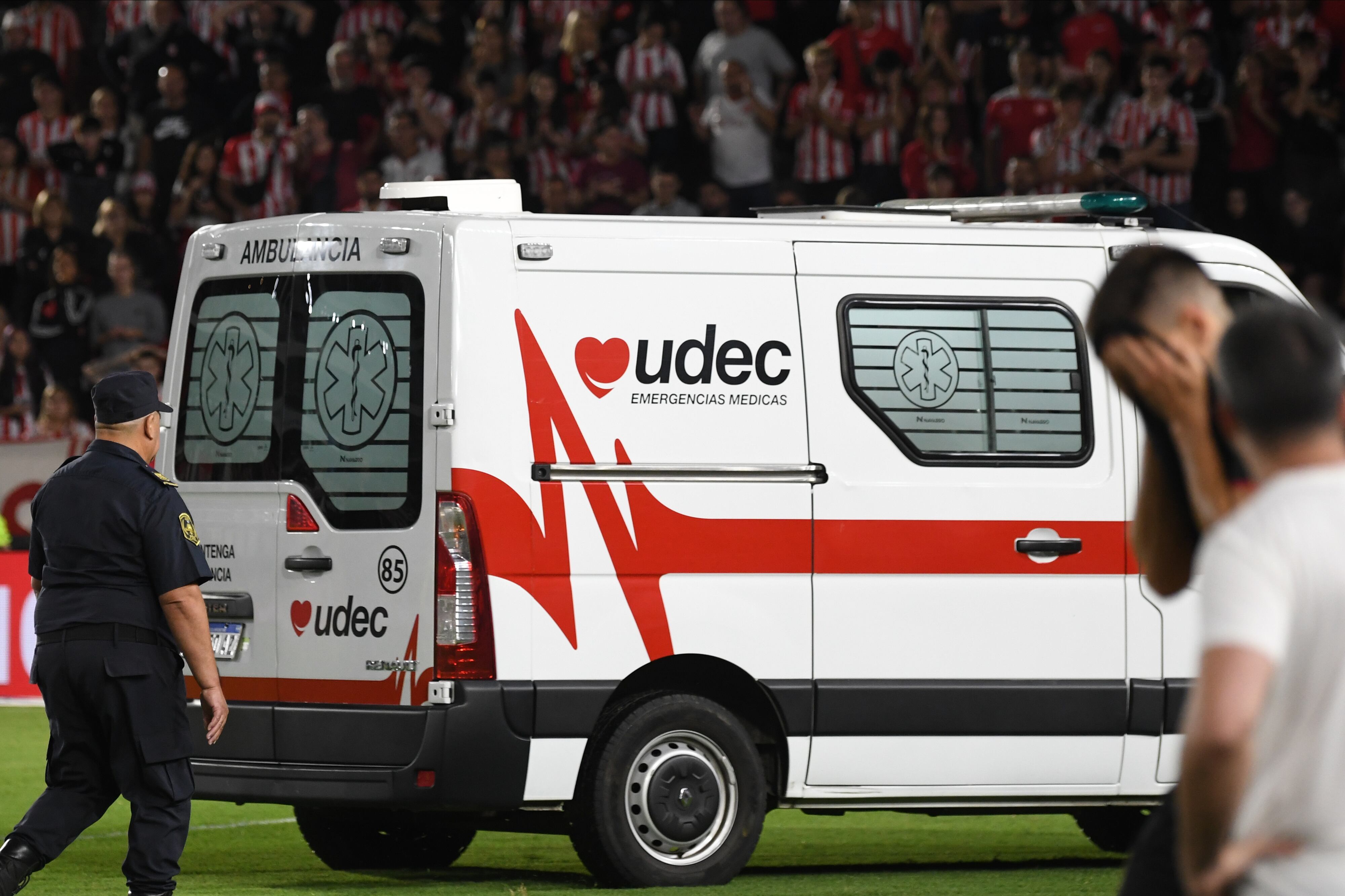 LA PLATA, ARGENTINA - MARCH 17: Javier Altamirano of Estudiantes is carried by an ambulance after suffering a fit with convulsions during a match between Estudiantes and Boca Juniors as part of Group B of Copa de la Liga Profesional 2024 at Jorge Luis Hirschi Stadium on March 17, 2024 in La Plata, Argentina. (Photo by Gustavo Garello/Getty Images)