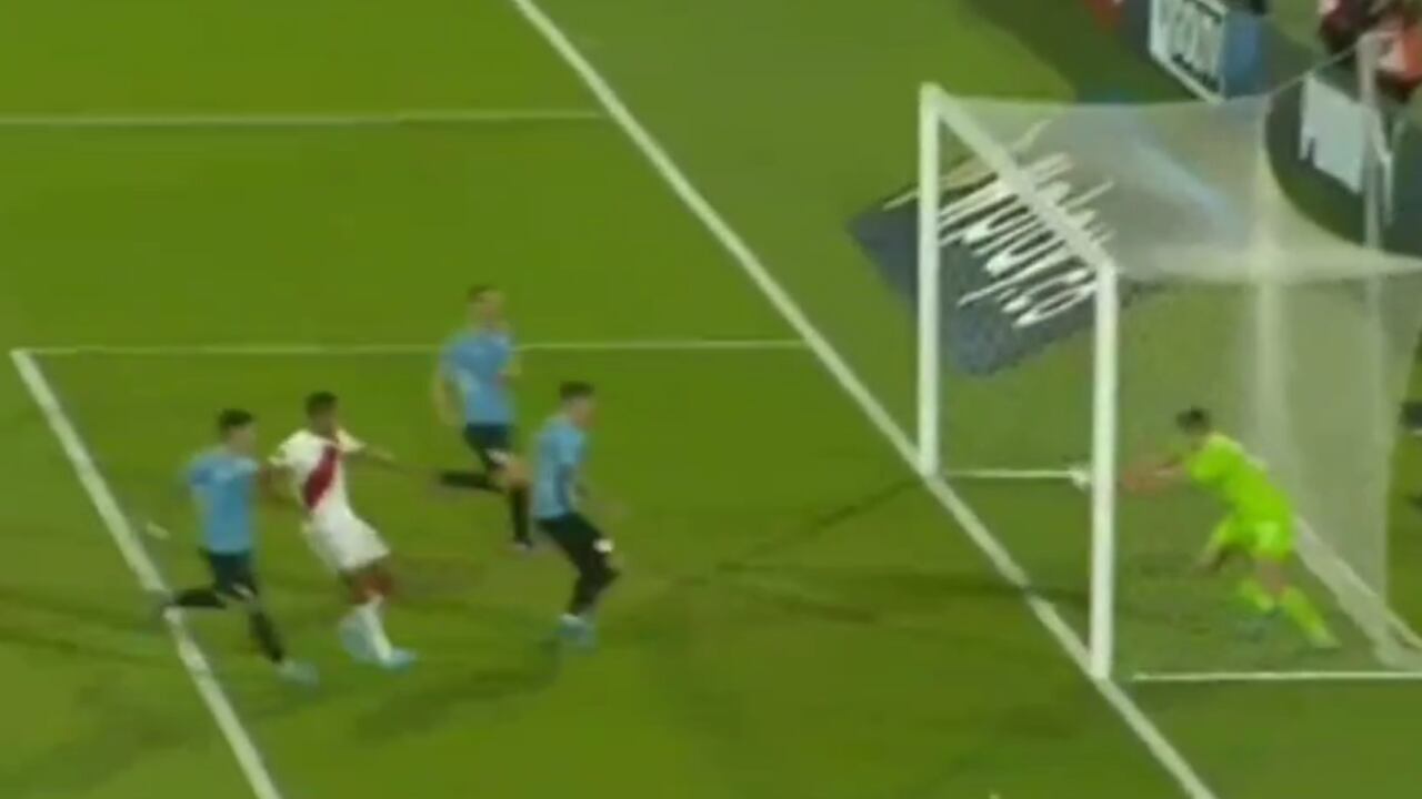 Uruguay se llevó los tres puntos ante Perú con final polémico.