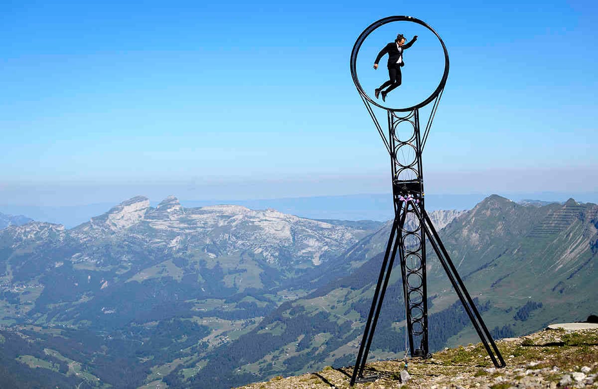 El artista acrobático suizo-australiano Ramon Kathriner, en una rueda de la Muerte, con los Alpes suizos en el fondo. Su presentación fue parte del Glacier 3.000 Air Show, en Suiza. Imagen del 23 de junio. Foto: Laurent Gillieron/ Keystone vía AP