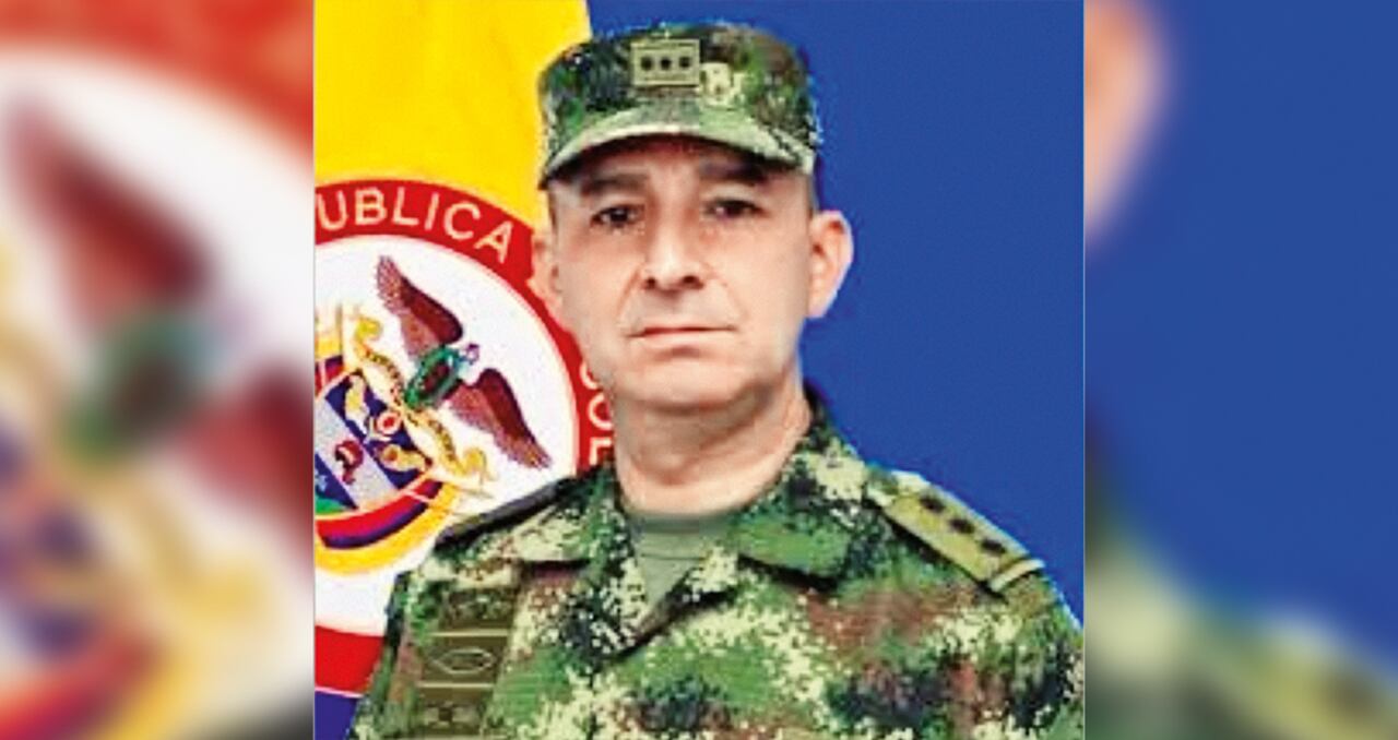    Fuentes del Comando General le confirmaron a SEMANA que quien debe tomar una decisión sobre la continuidad o no en el Ejército del polémico general Álvaro Pérez es el general Ospina. 