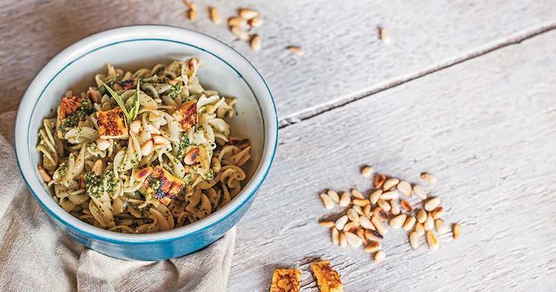 Fusilli con pesto y queso a la parrilla 