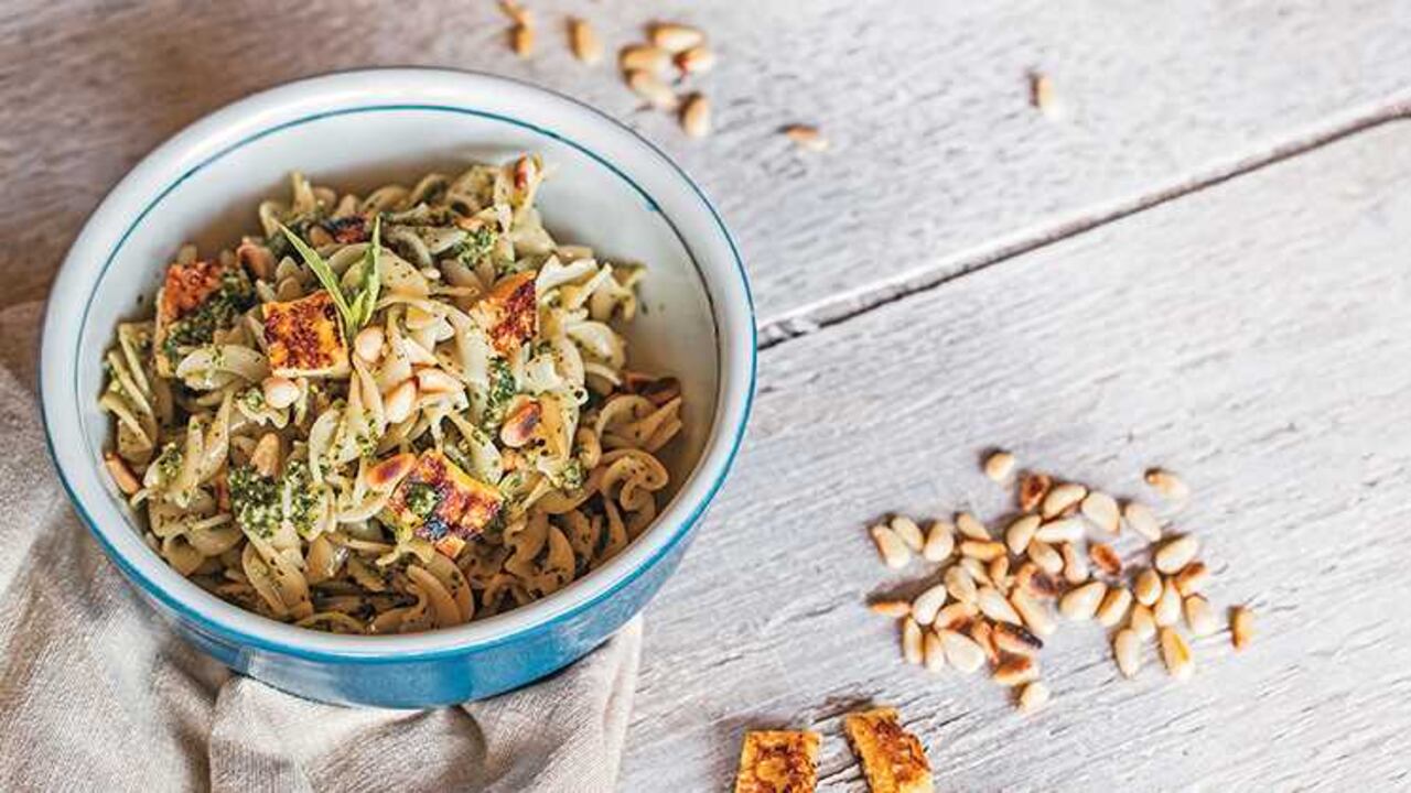 Fusilli con pesto y queso a la parrilla