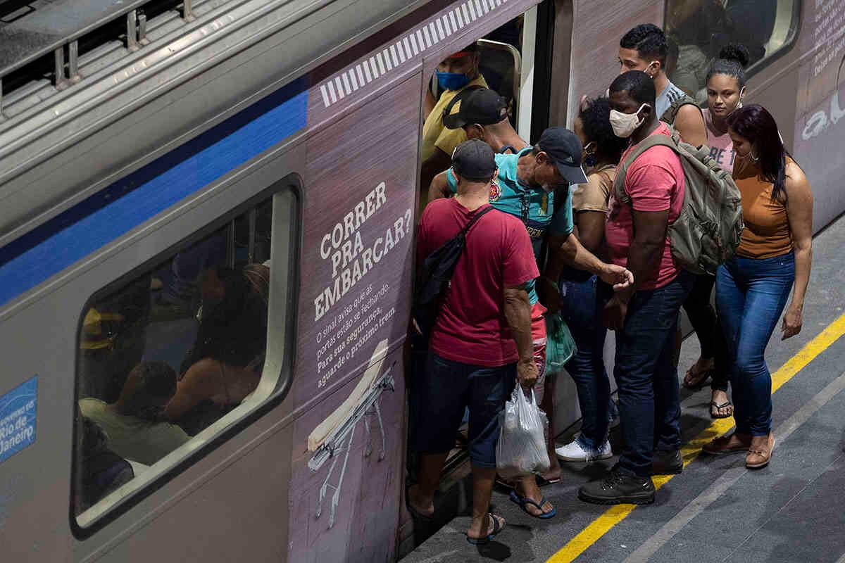 Los viajeros que usan máscaras faciales protectoras abordan un tren en medio de la nueva pandemia de coronavirus en Río de Janeiro, Brasil. Las autoridades dicen que los autobuses pueden operar con personas de pie, pero limitadas a 2 viajeros por metro cuadrado, y marcas en el piso tendrá que ser pintado para ayudar a las personas a mantener su distancia. (Foto AP / Leo Correa)