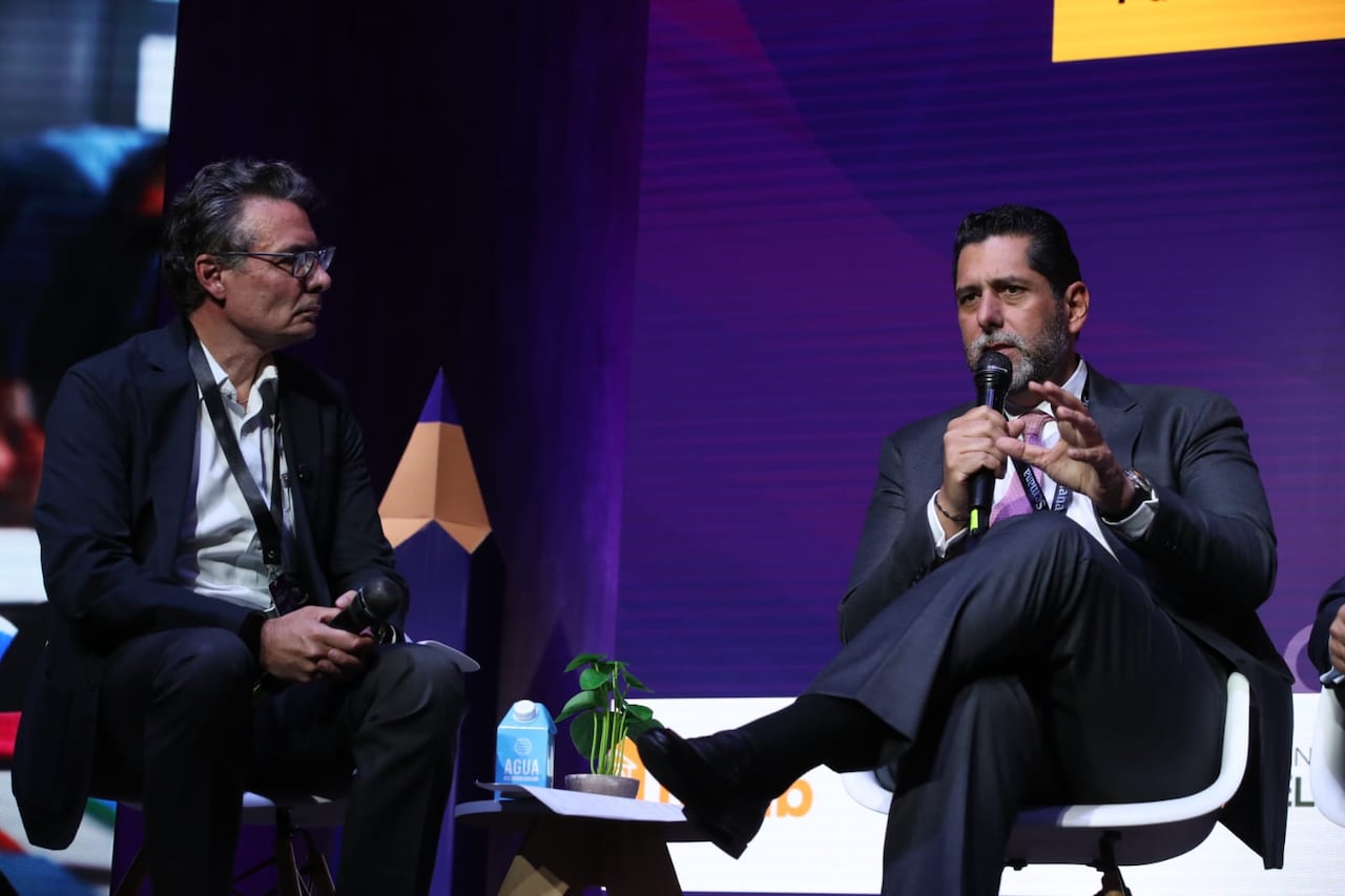 De izquierda a derecha: Alejandro Gaviria, exministro de Educación; Dionisio Vélez Trujillo, presidente de la Asociación Colombiana de Instituciones de Educación Superior (Aciet).