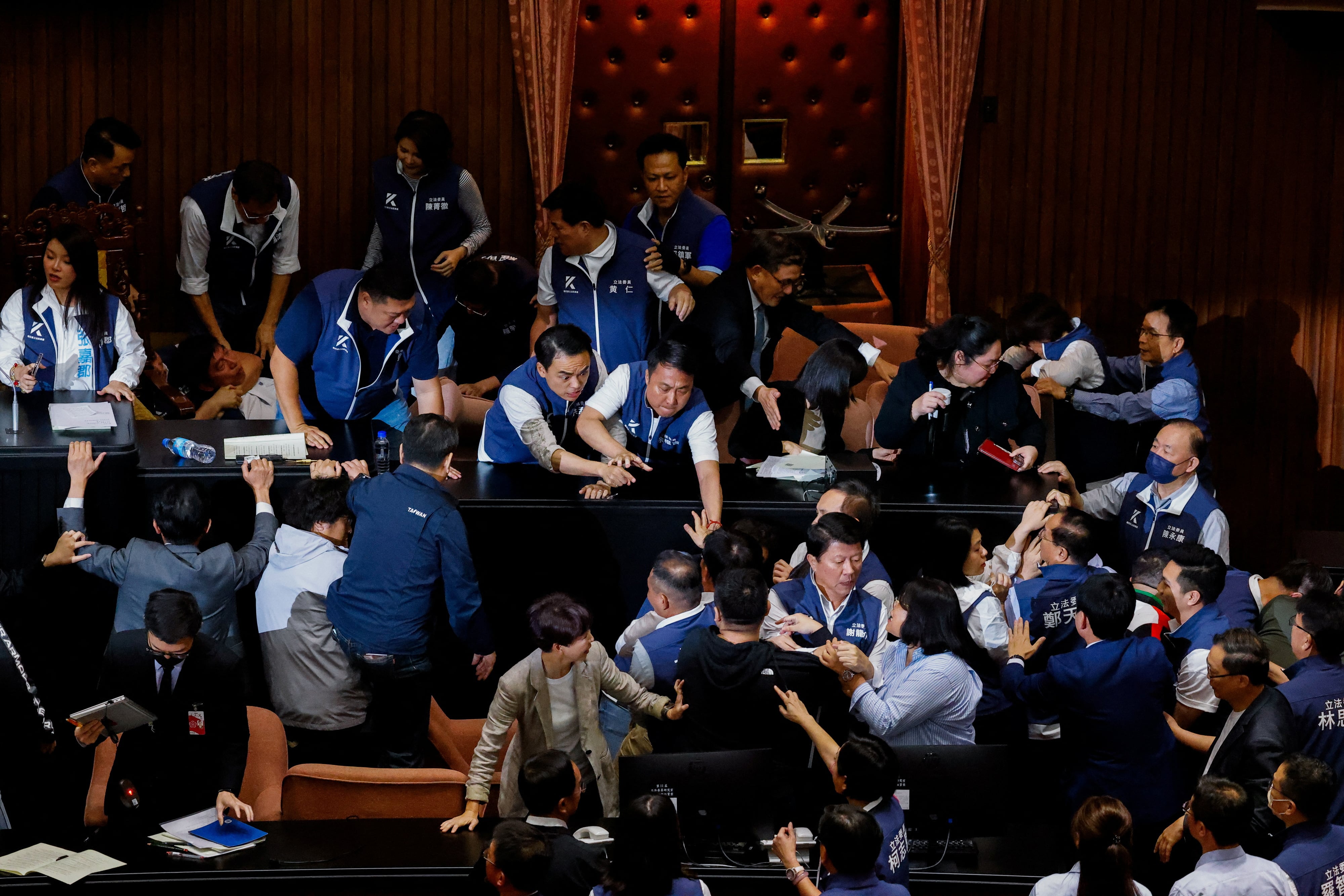 Los legisladores taiwaneses discuten e intercambian golpes durante una sesión parlamentaria en Taipei, Taiwán, el 17 de mayo de 2024.