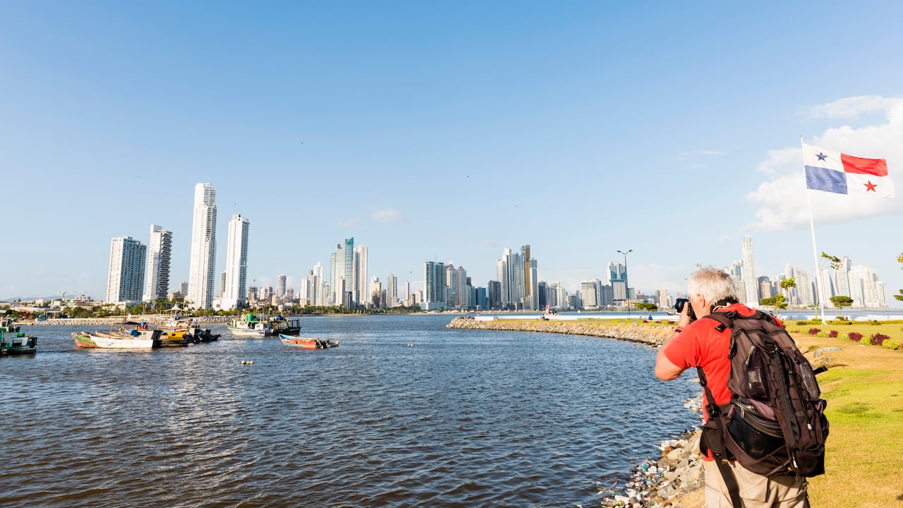 Hombre fotografiando una panorámica de la ciudad de Panamá.