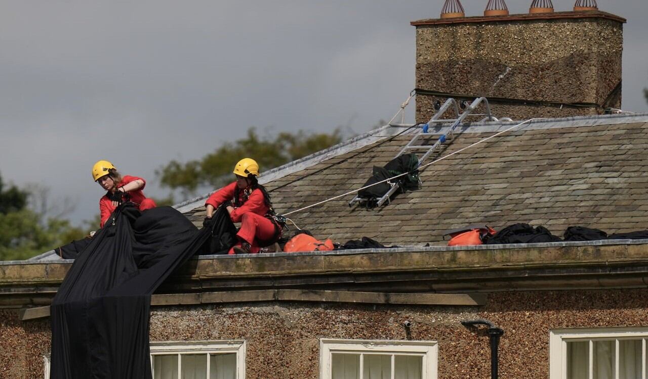 Así se treparon a la casa del primer ministro británico activistas de Greenpeace