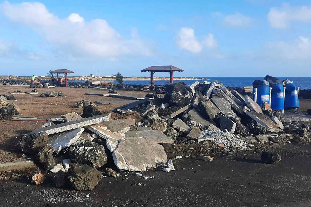 Así quedó la isla tras la erupción del volcán y el posterior tsunami