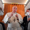El papa Francisco habla con periodistas a bordo de un avión de Alitalia mientras viaja de Bratislava a Roma, el miércoles 15 de septiembre de 2021 después de una gira de cuatro días por Hungría y Eslovaquia. (Tiziana Fabi, Pool vía AP)