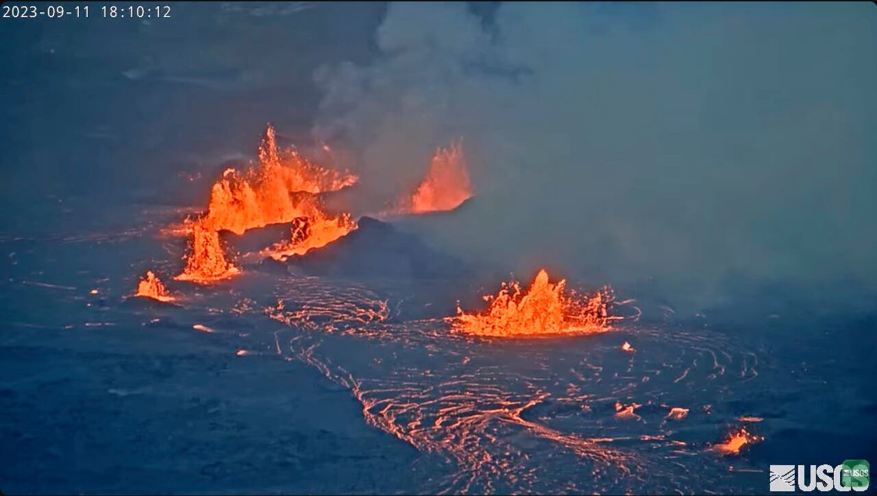 El observatorio indicó que “no ve ningún indicio de actividad que esté migrando a otra parte en el volcán Kilauea y prevé que la erupción permanezca confinada en la región de la cumbre”.