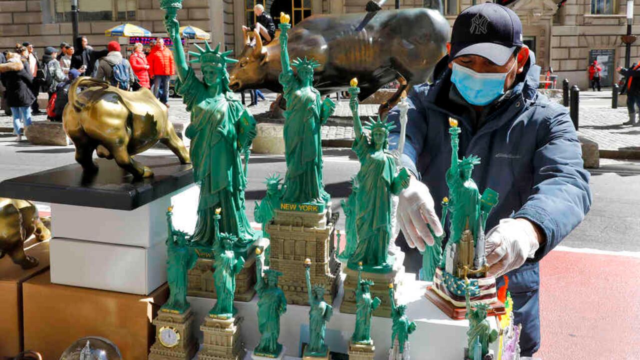 La situación es tan grave que el Senado aprobó el miércoles a última hora un plan "histórico" de dos billones de dólares para dar oxígeno al país. Foto: AP