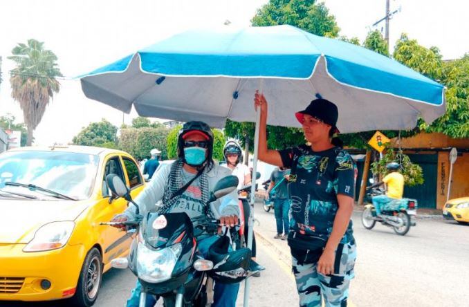 Los vendedores de sombra se ubican sobre la calle 28.