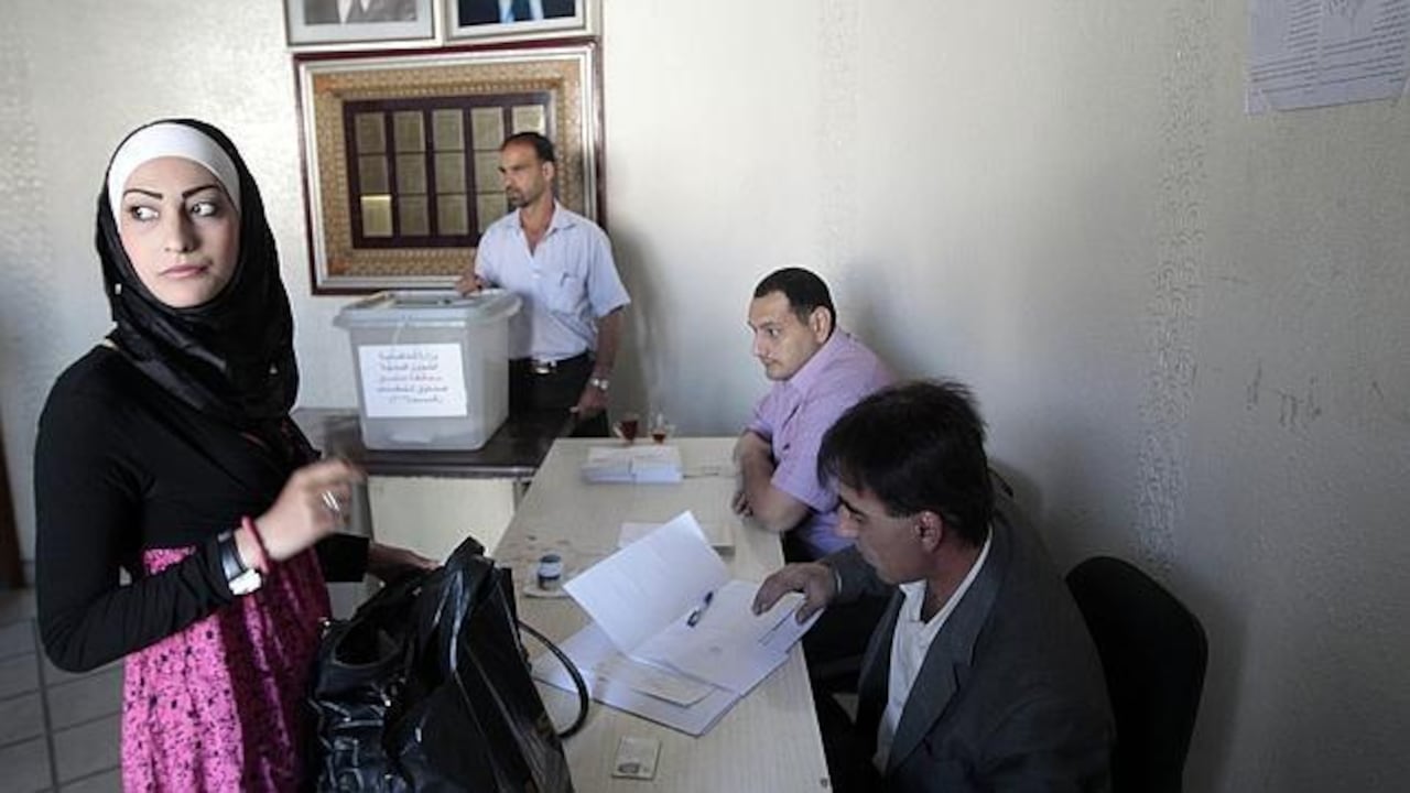 Una de las mesas electorales dispuestas para las elecciones legislativas en Siria - afp