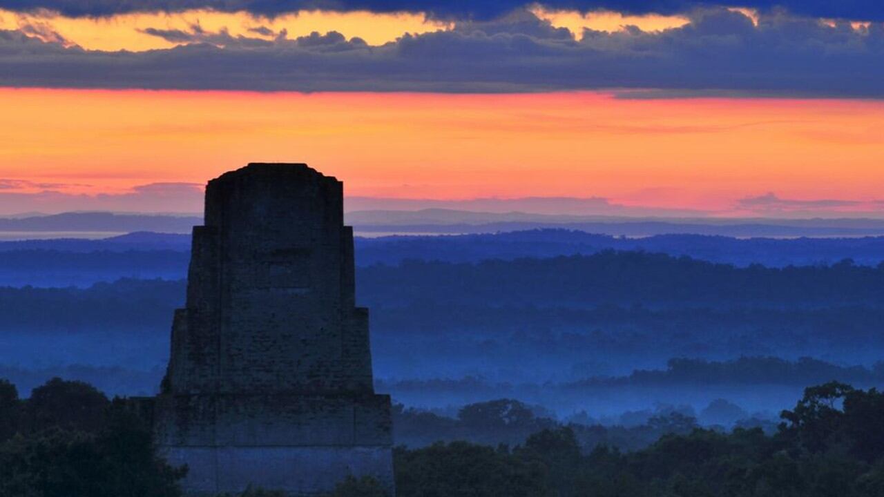 Las pirámides de Tikal sobresalen de la selva guatemalteca que durante décadas se creyó prácticamente vacía.