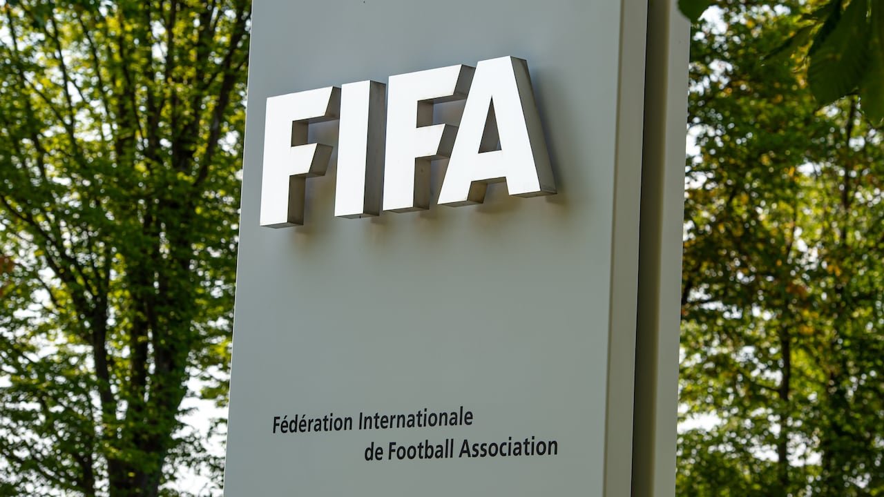 Logo de la Fifa en los cuarteles generales ubicados en Zurich, Suiza.