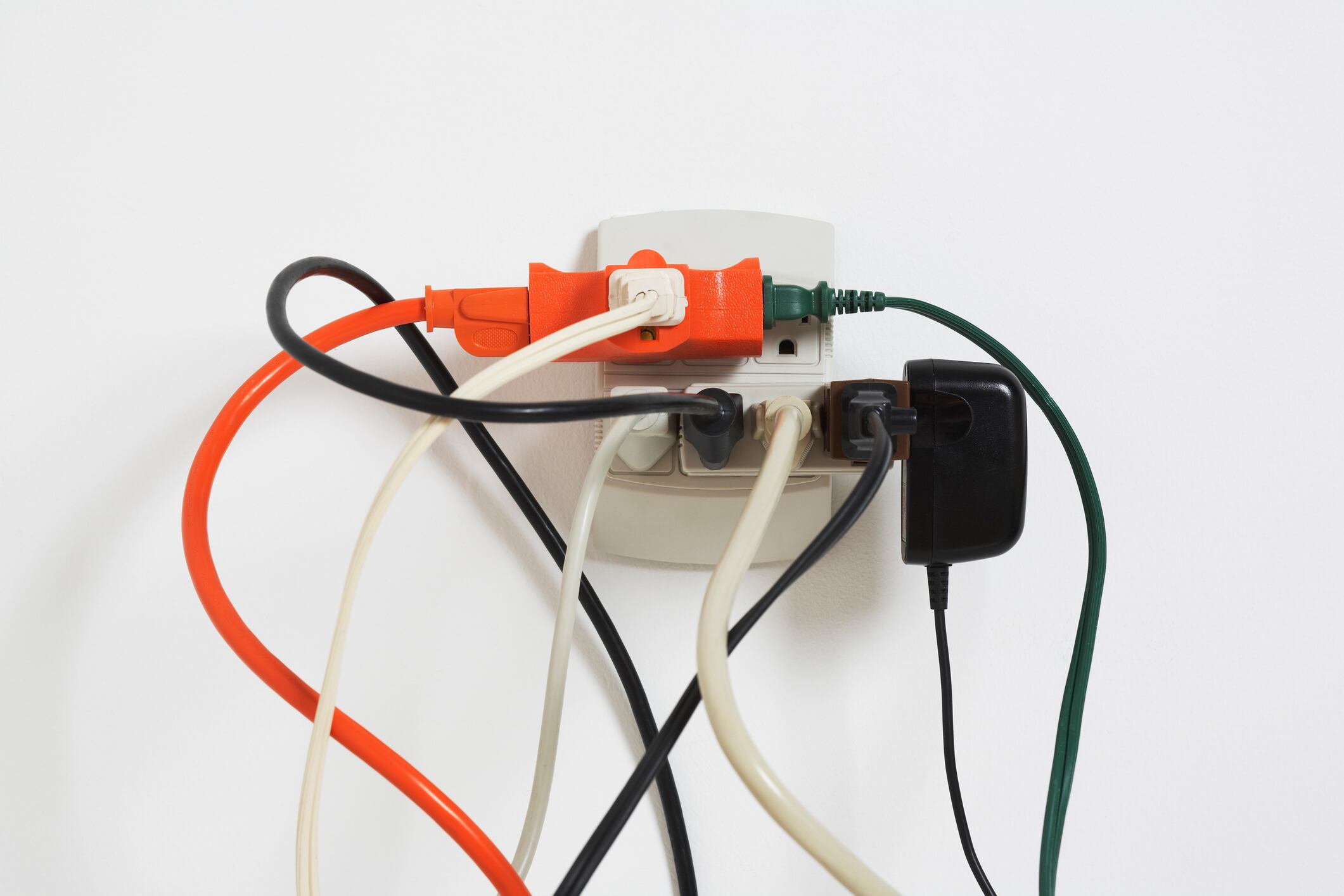 Tomando estas medidas, se puede prevenir no solo la incomodidad de un corte de luz, sino también peligros más serios como incendios eléctricos.