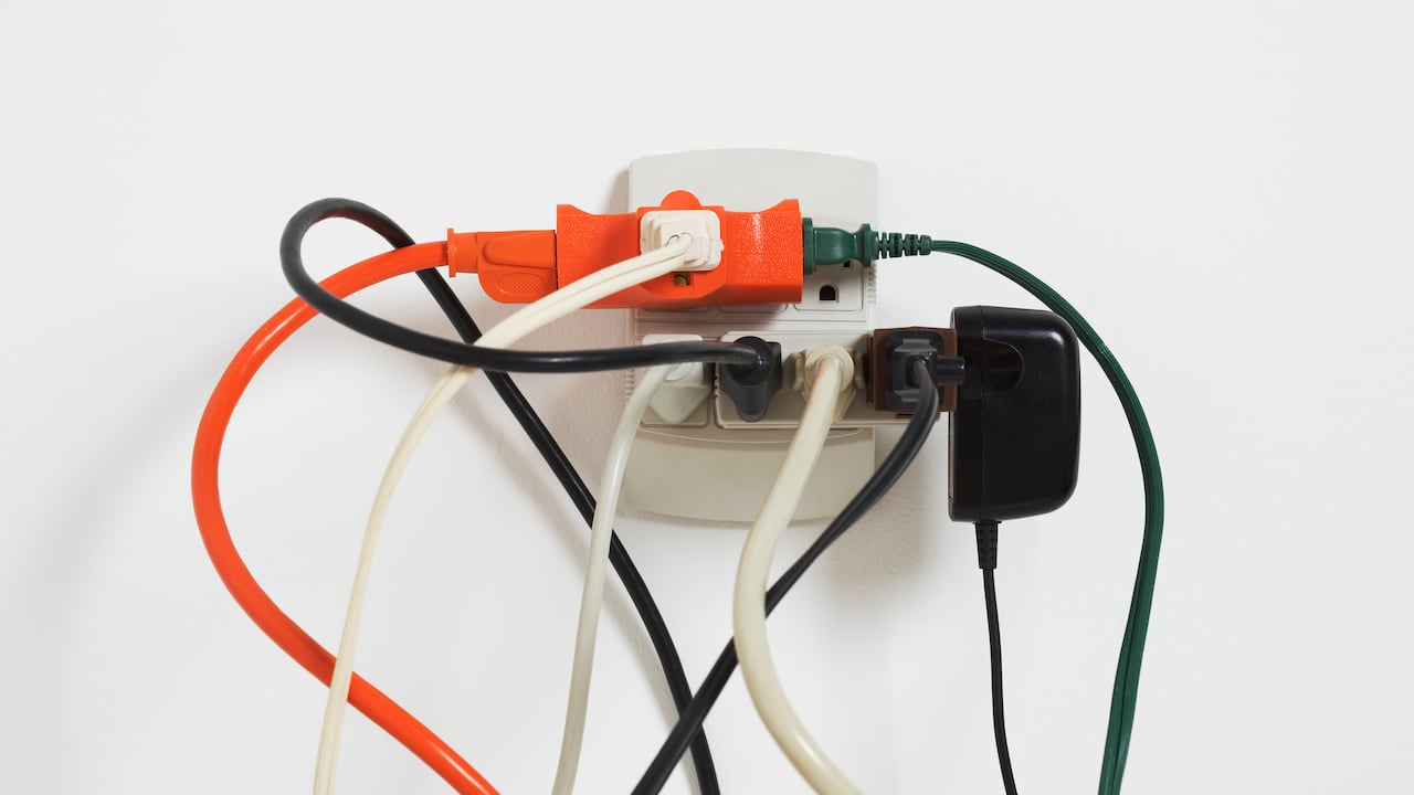 Tomando estas medidas, se puede prevenir no solo la incomodidad de un corte de luz, sino también peligros más serios como incendios eléctricos.