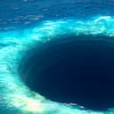 Ilustración generada con inteligencia artificial de un colosal agujero en el océano.