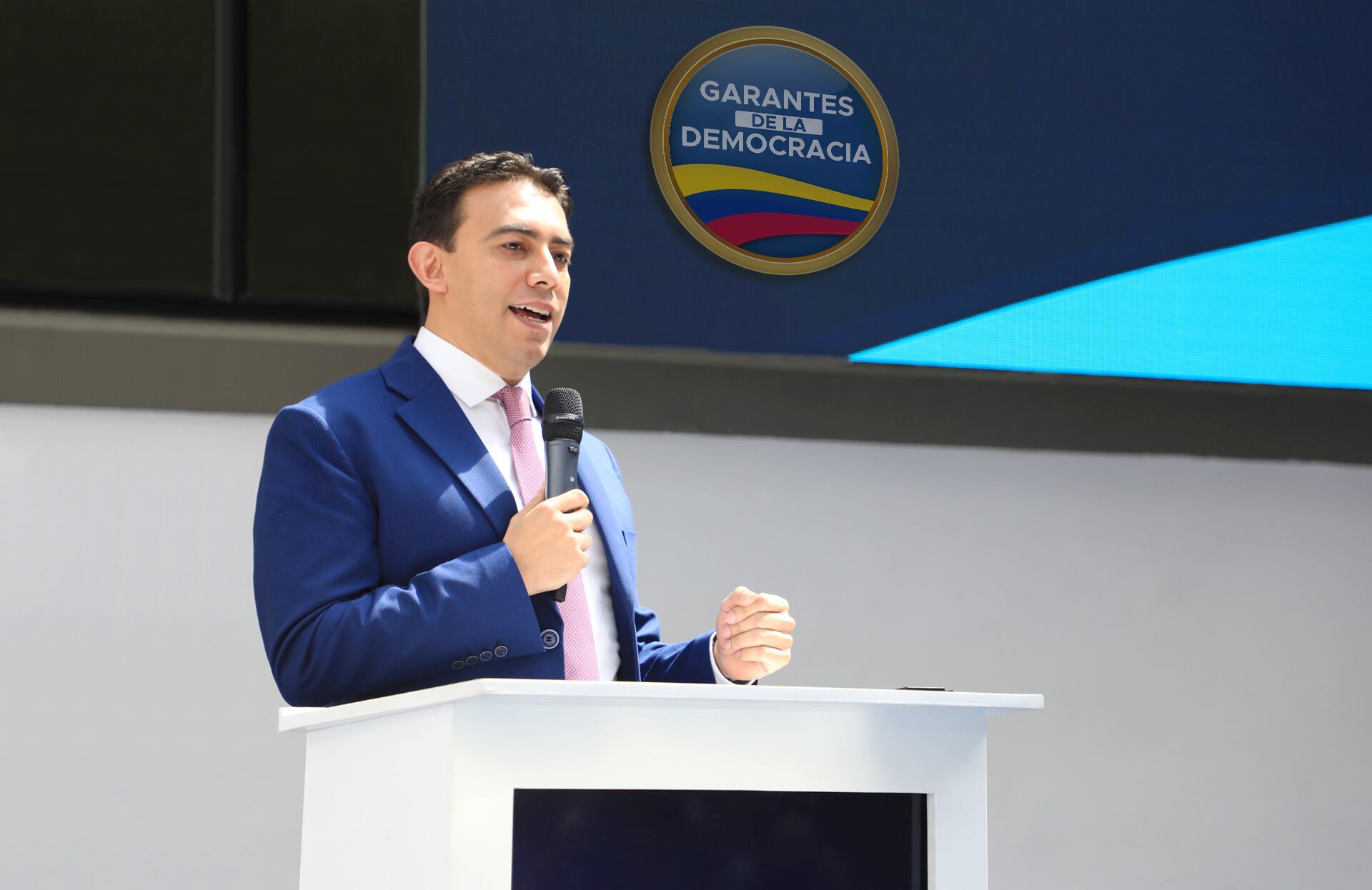 El registrador Alexander Vega, aseguró que en Colombia no es posible hacer fraude electoral.