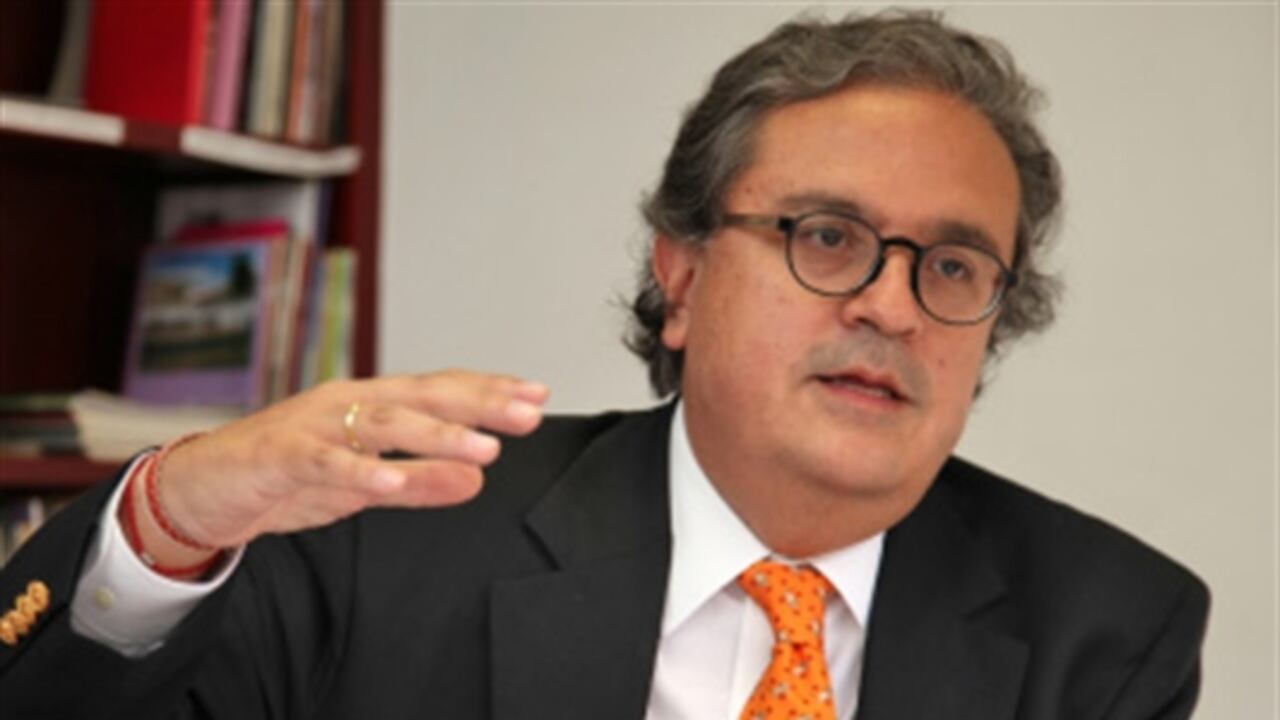 Para la Superfinanciera, liderada por Gerardo Hernández, los Fidis no tienen calidad de título valor. Expertos del mercado no comparten esta interpretación.