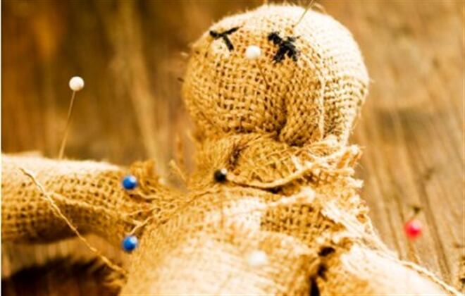 Se habla de magia blanca cuando este poder se utiliza con fines benéficos y negra cuando se usa para dañar o destruir. 