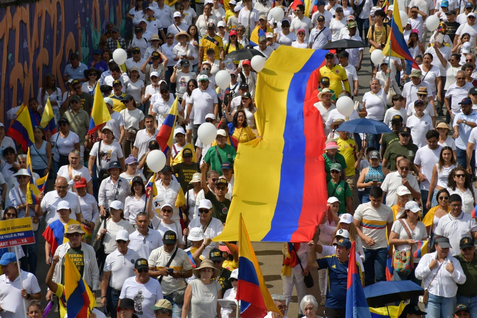 Con multitudinaria participación, así se vivió la Marcha del Silencio en la ciudad, en rechazo a la violencia y el ataque a Miguel Uribe.