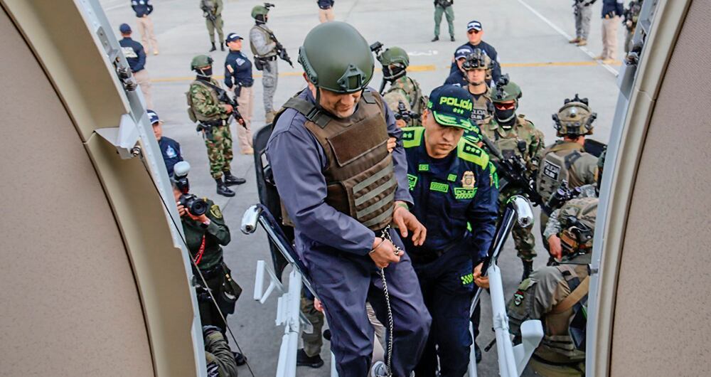  Subido en una tanqueta, Otoniel fue trasladado a la base militar de Catam. Con chaleco antibalas y un casco blindado, abordó un avión de la DEA que lo transportó a Nueva York.