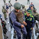 Subido en una tanqueta, Otoniel fue trasladado a la base militar de Catam. Con chaleco antibalas y un casco blindado, abordó un avión de la DEA que lo transportó a Nueva York.