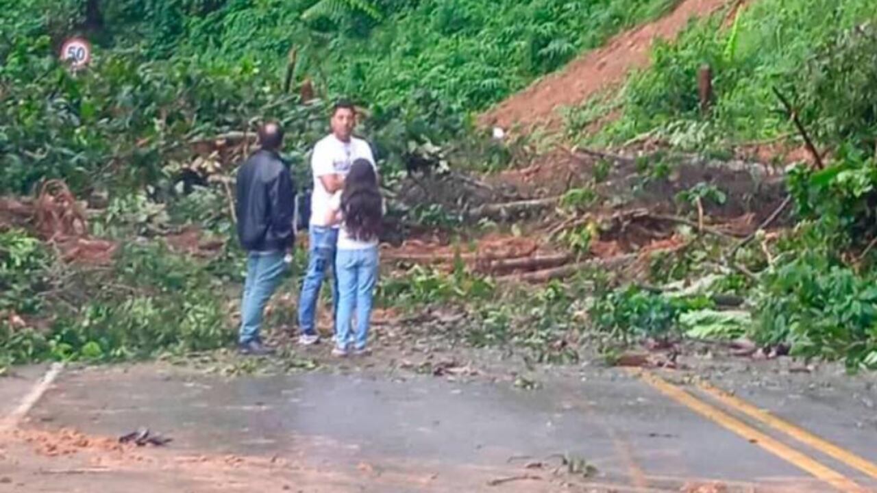 Deslizamiento de tierra en la autopista Medellín - Bogotá.