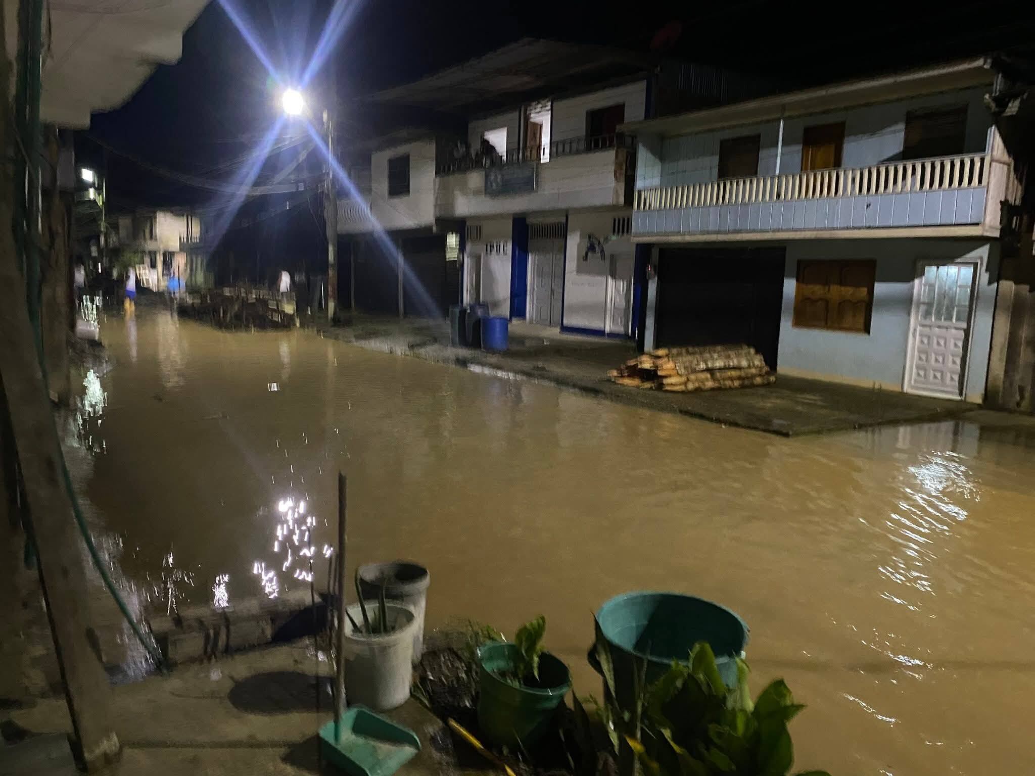 Una emergencia invernal de gran magnitud afecta al Pacífico caucano tras el desbordamiento de más de ocho ríos, situación que ha provocado inundaciones extensas en los municipios de Timbiquí, Guapi, Iscuandé y El Charco. La creciente súbita de los afluentes ha dejado a cientos de familias afectadas, con viviendas anegadas, pérdidas materiales y comunidades parcialmente incomunicadas.