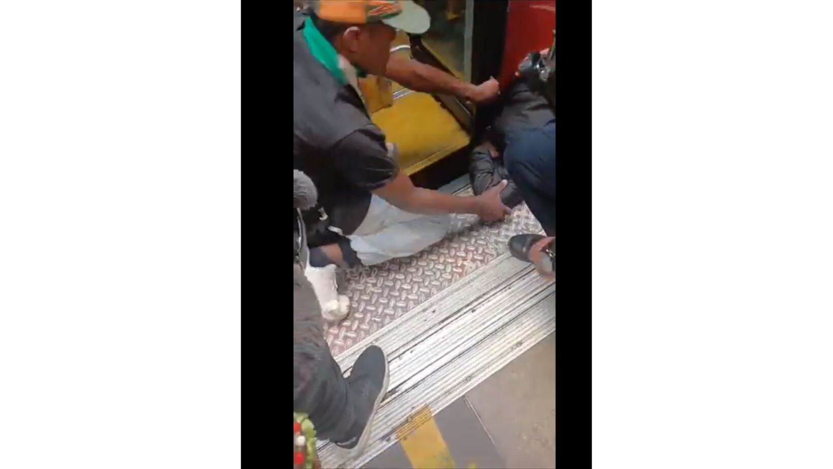 Los angustiantes momentos que vivió un hombre que terminó con la cabeza atrapada en TransMilenio, ¿qué pasó?