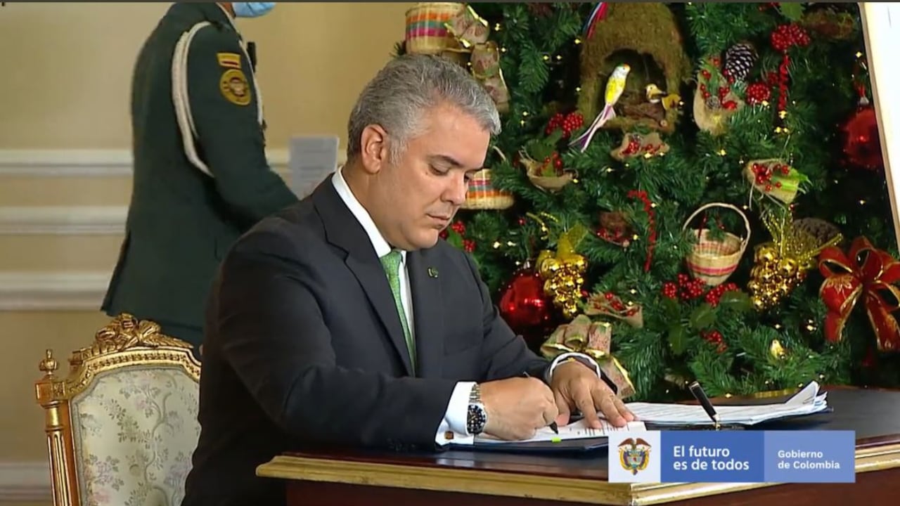 El jefe de Estado firmó ese proceso en medio de la Comisión Nacional de Competitividad, que se llevó a cabo en la Casa de Nariño.