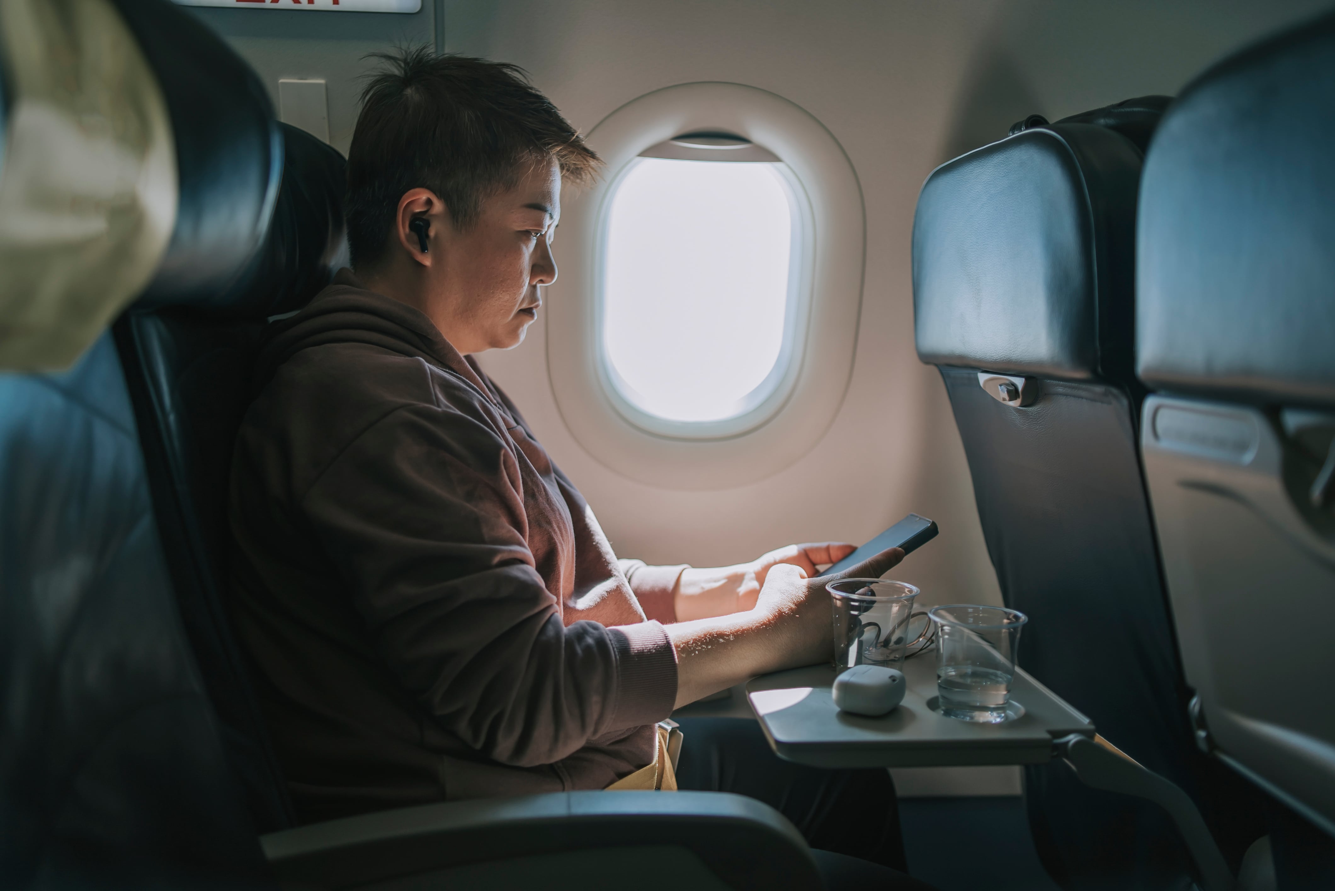 Las normas de seguridad para viajar en avión obligan a guardar la bandeja durante el despegue y el aterrizaje.