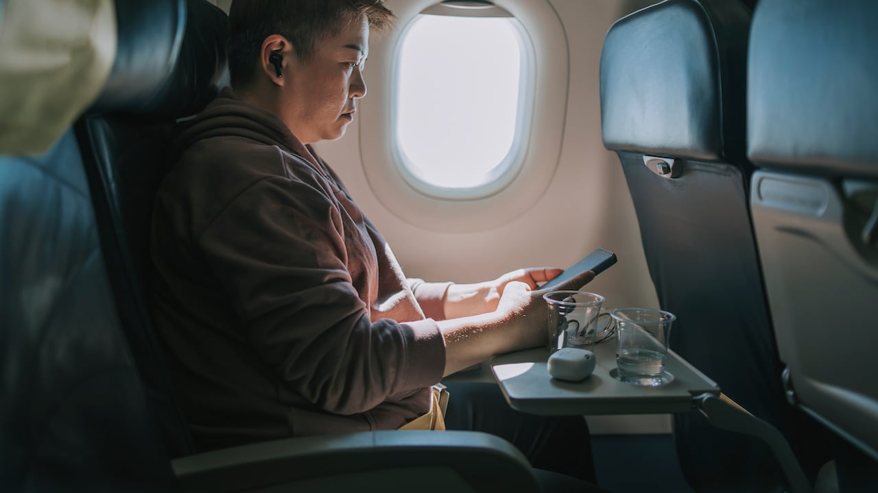 Las normas de seguridad para viajar en avión obligan a guardar la bandeja durante el despegue y el aterrizaje.