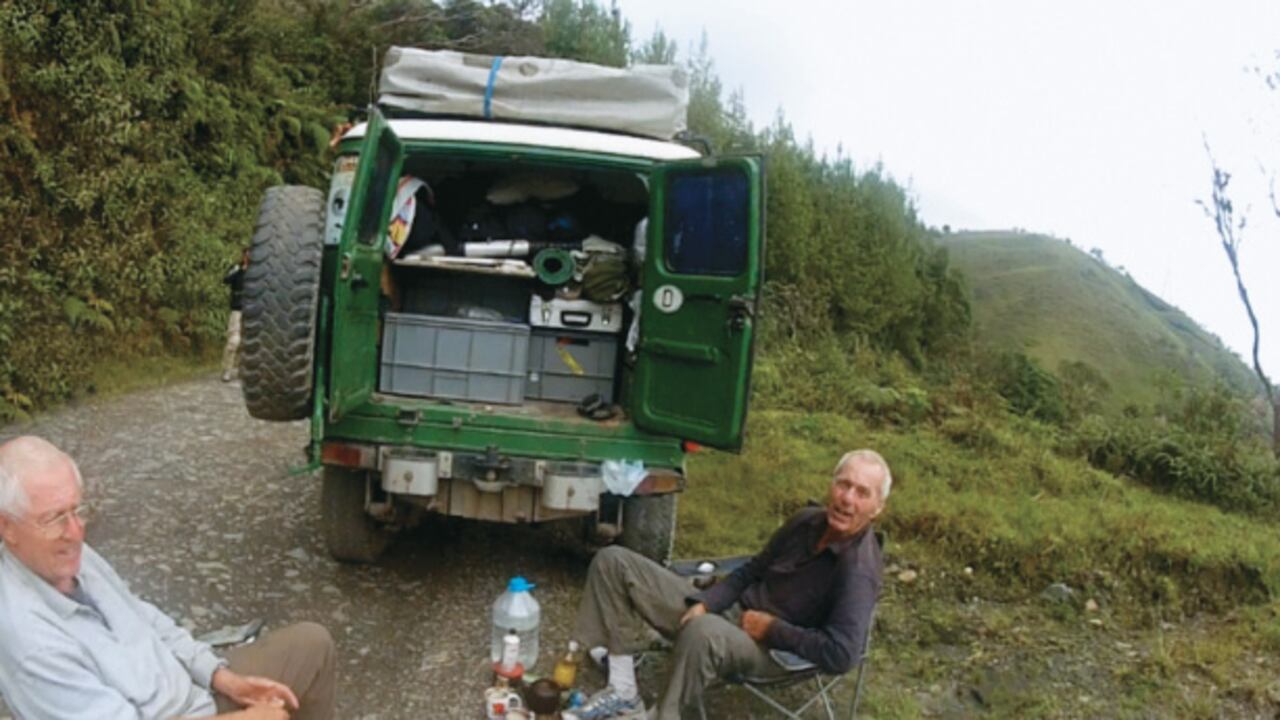 Estas son las últimas imagenes de Günther Otto Breuer, de 72 años, y su hermano Uwe, de 69, antes de ser secuestrados por el ELN. Fueron tomadas el 12 de noviembre de 2012 en una carretera secundaria de Cundinamarca. Los dos pensionados alemanes se detuvieron a almorzar al borde del camino .
