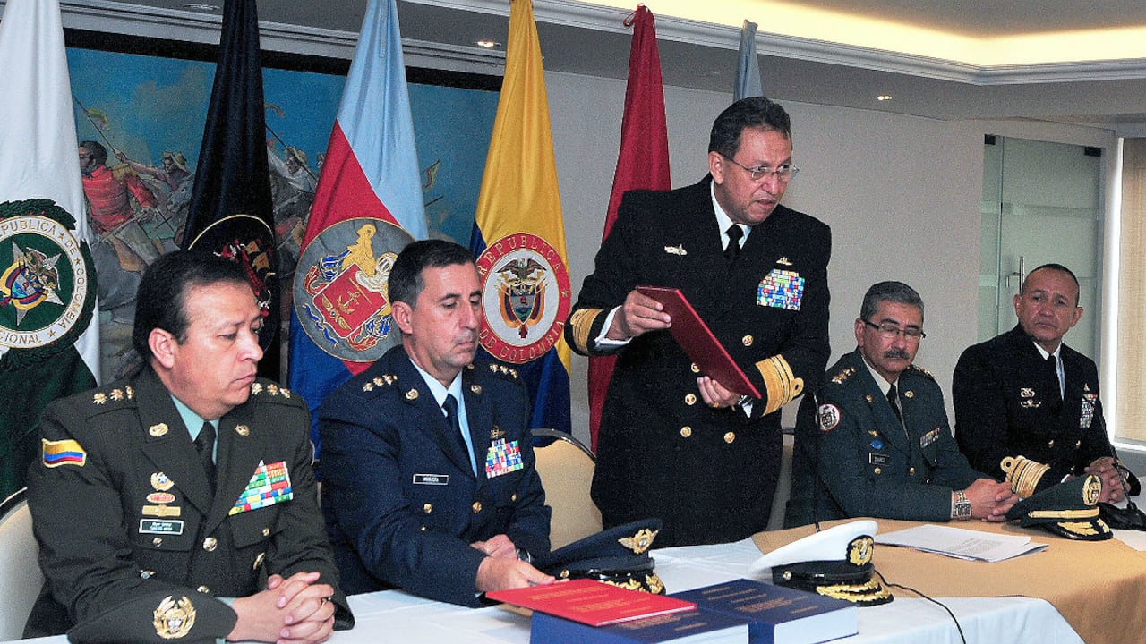 El almirante César Augusto Narváez, inspector General de las Fuerzas Militares, y los miembros del comité de alto nivel conformado para investigar los posibles casos de corrupción al interior de la Fuerza Pública entregaron los primeros hallazgos de las investigaciones.