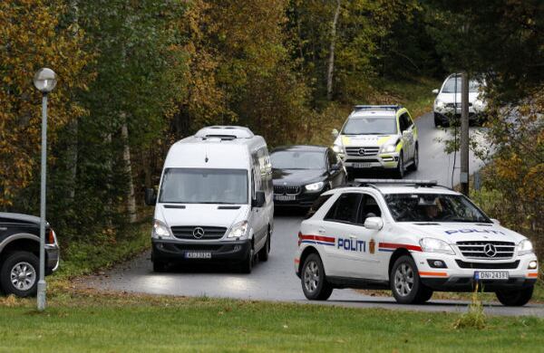 En Noruega la policía escolta la caravana a la llegada de las dos delegaciones en la instalación de la mesa de diálogo en el Hotel Hurdalsjoen.