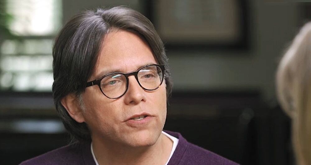 Keith Raniere acaba de ser condenado a 120 años de prisión. Elegía como víctimas a mujeres inseguras, a quienes les hacía creer que tener sexo con él era la cura para sus conflictos interiores.