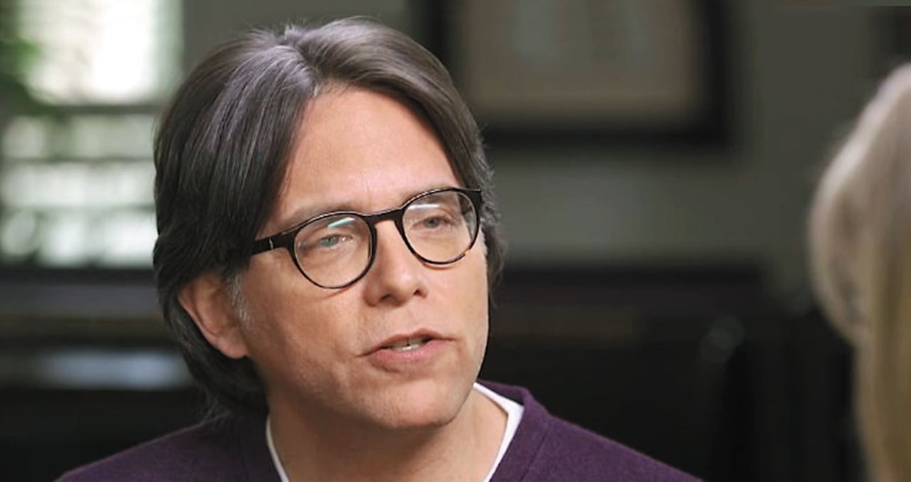 Keith Raniere acaba de ser condenado a 120 años de prisión. Elegía como víctimas a mujeres inseguras, a quienes les hacía creer que tener sexo con él era la cura para sus conflictos interiores.