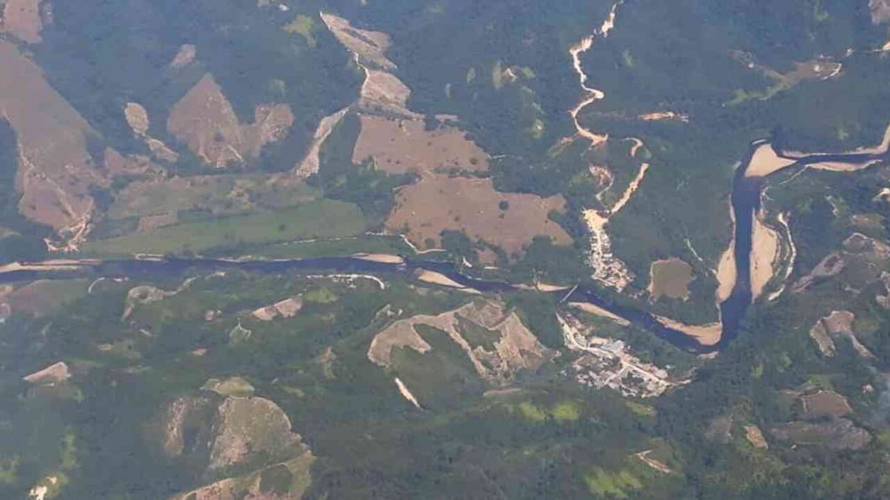 El derrame de petróleo ya alcanzó el río Catatumbo, lo que ha generado una grave emergencia ambiental. Foto: Ecopetrol.
