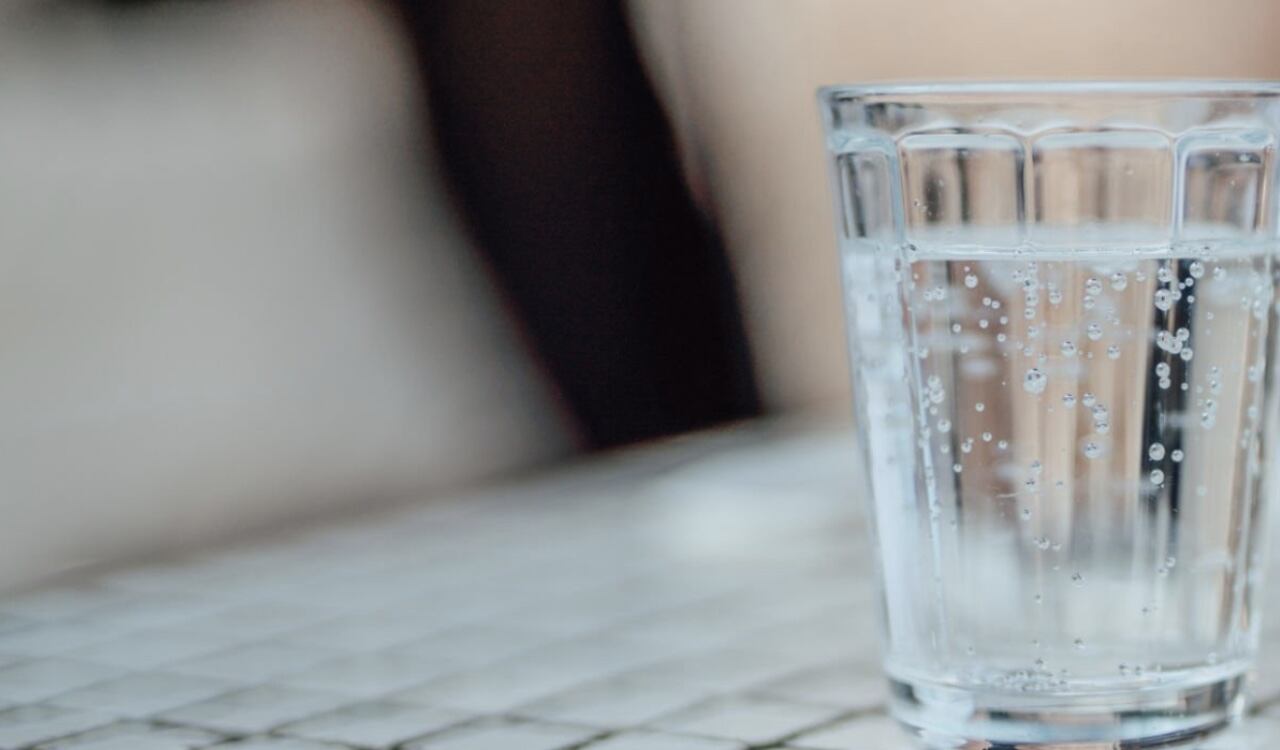 El agua con gas es muy recomendable para facilitar las digestiones pesadas, pues estimula la secreción de los jugos gástricos