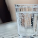 El agua con gas es muy recomendable para facilitar las digestiones pesadas, pues estimula la secreción de los jugos gástricos