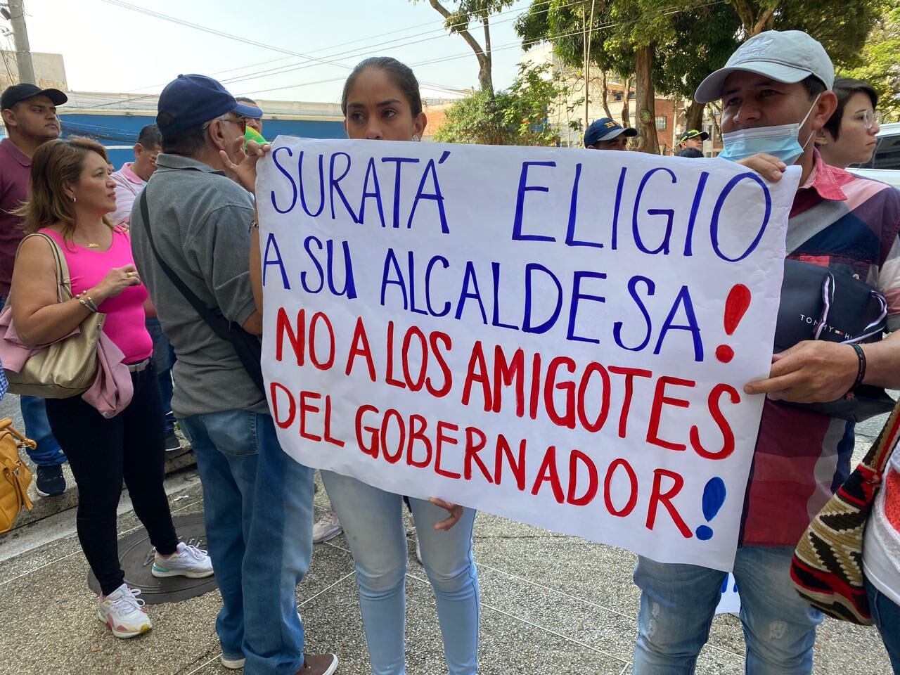 Comunidad de Suratá inconforme por la suspensión de la alcaldesa.