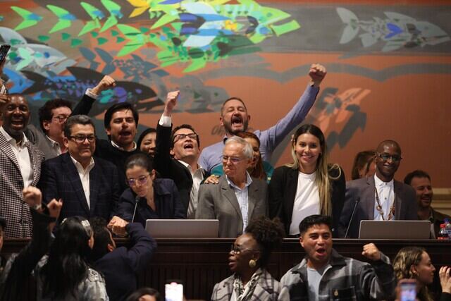 Congresistas y algunos miembros del Gobierno celebran la aprobación de la reforma pensional.