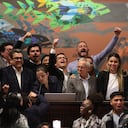Congresistas y algunos miembros del Gobierno celebran la aprobación de la reforma pensional. Foto Colprensa